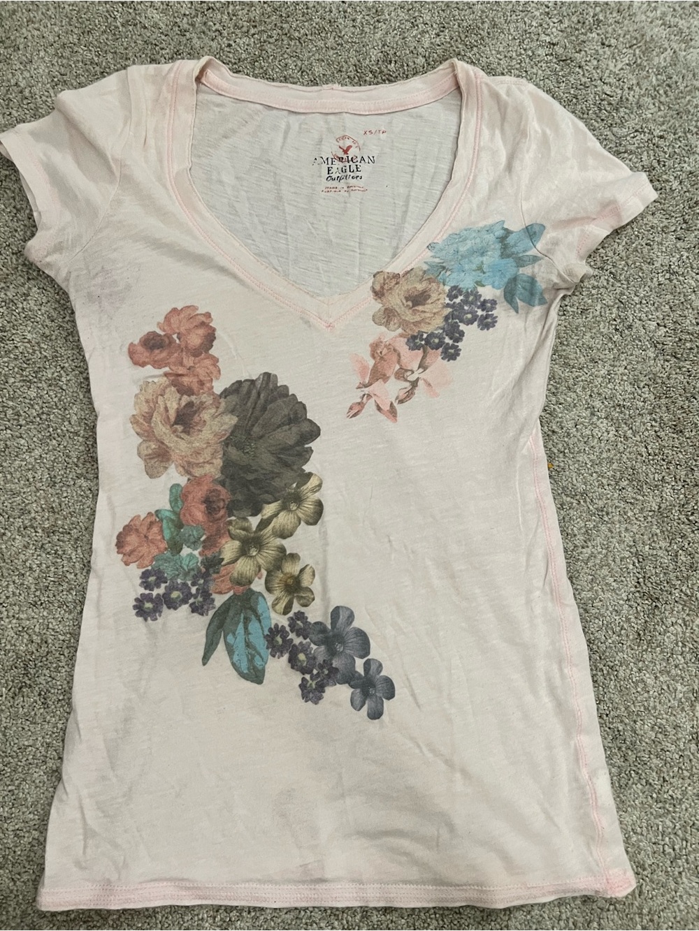 American Eagle Outfitters Light Pink Floral V-Neck Tee Size XS